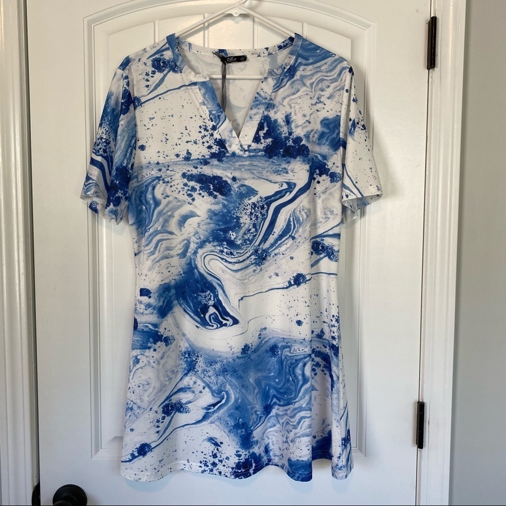 Lily by Firmania Blue/White Top size Large NWT
